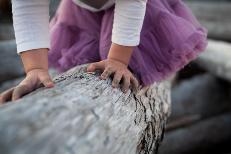 child's sandy fingers playing during candid photos on Tofino beach by Edmonton photographer