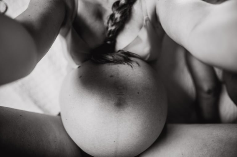 Canadian birth photographer, Jenna Hobbs, takes self portrait of her pregnant belly during early labour