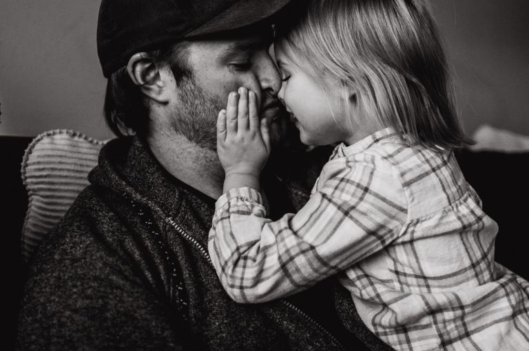 kisses for dad in black and white
