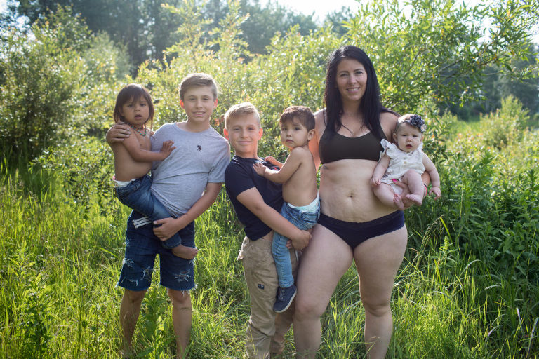 mom of five poses with her young children for an outdoor portrait